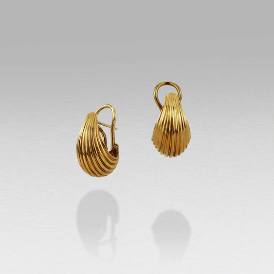 These classically designed Bundova earring are nothing short of stunning. Their vintage style and elegant design has made these earrings a hallmark in the BUNDA collection. With a clip and post back they will be not only one of your most stunning pair of earrings but also your most comfortable, in every occasion.  Currently available in 9ct yellow gold and sterling silver. Can make to order in 9ct and 18ct rose/white/yellow gold.